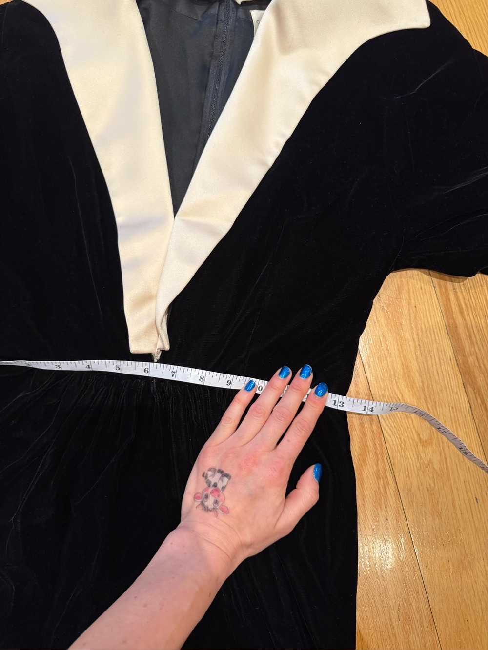 Vintage 1980s Oscar de la Renta ILGWU Union Made Black Velvet Evening Gown - Picture 6 of 16